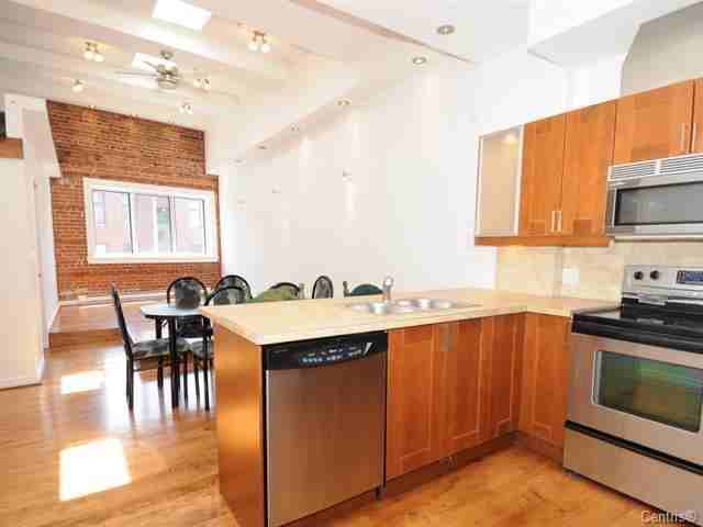 815 Rue Ontario E #225