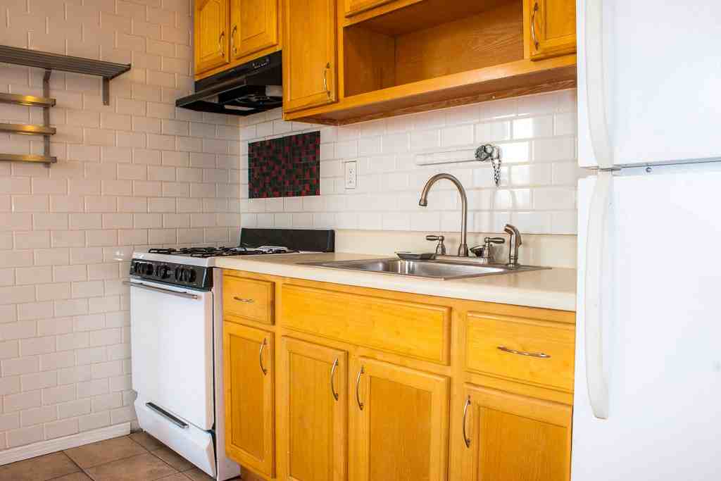 436 Willoughby Ave - Photo 3 of 6