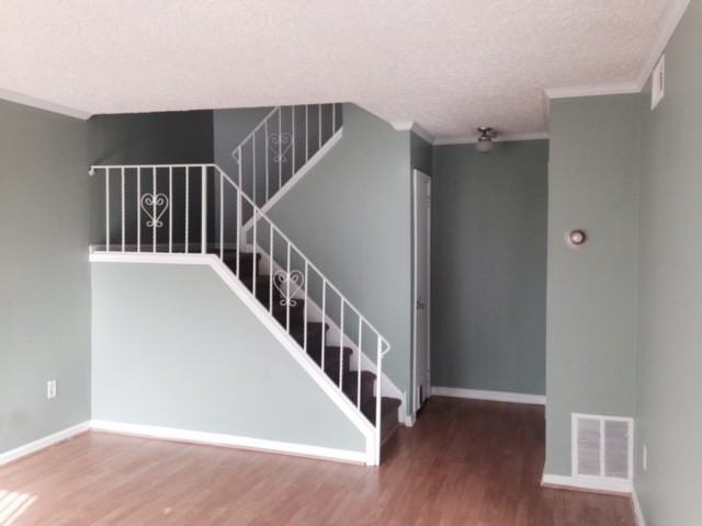 110 Lexington Ct - Photo 3 of 6