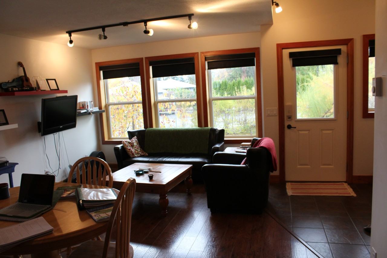 4643 Raymer Ave - Photo 3 of 5