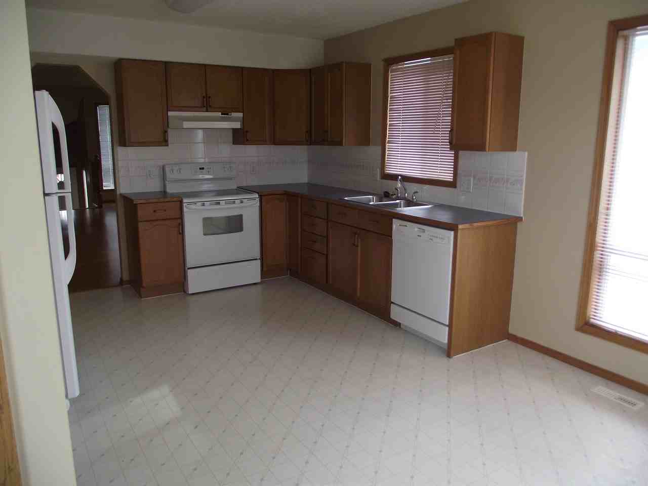 1219 Erin Dr SE - Photo 2 of 7