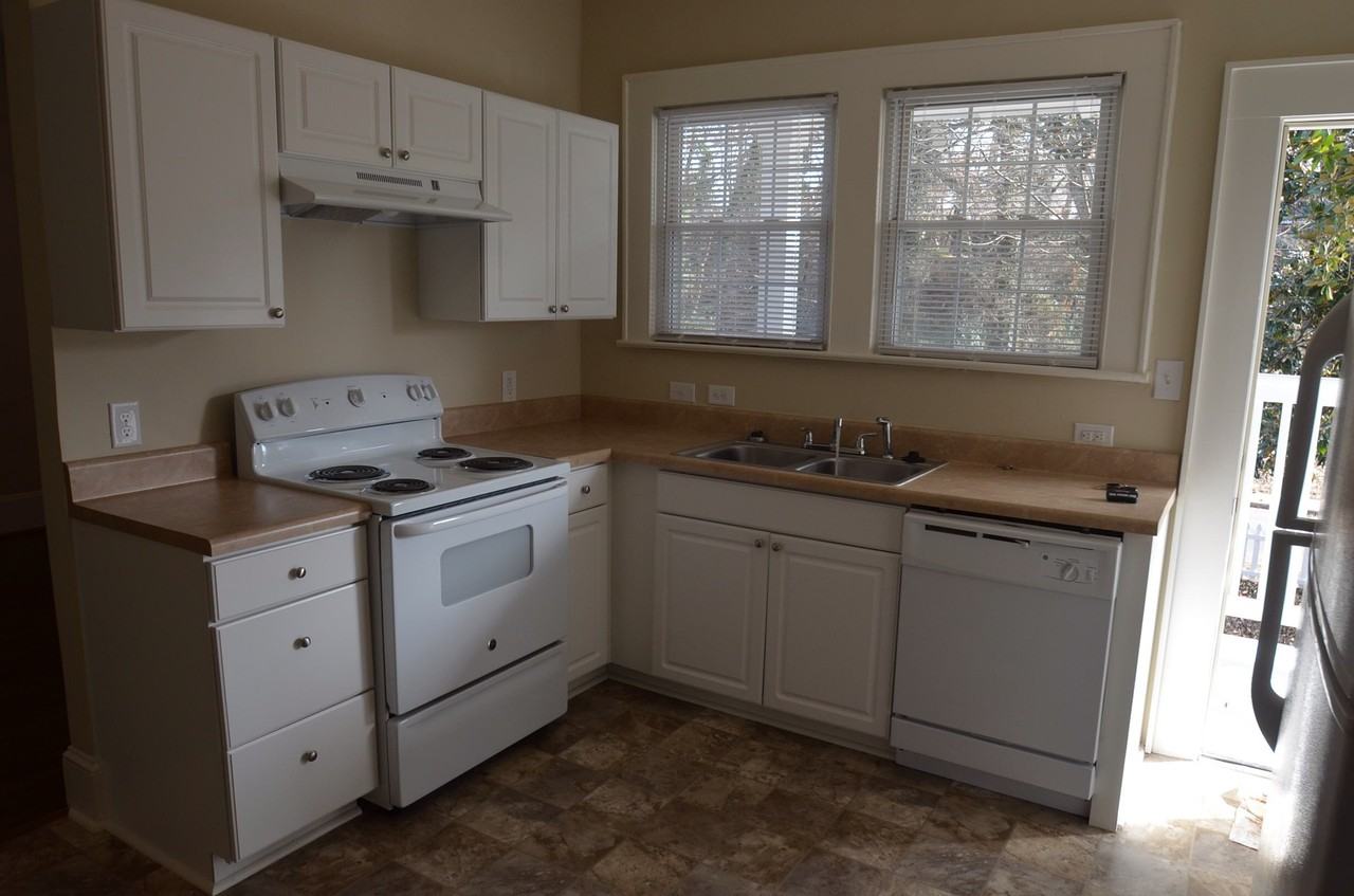 323 Woodvale Pl - Photo 3 of 9