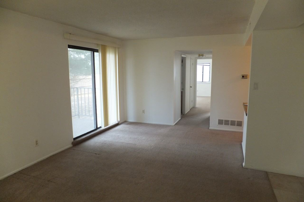 856 Putnam Blvd - Photo 3 of 5