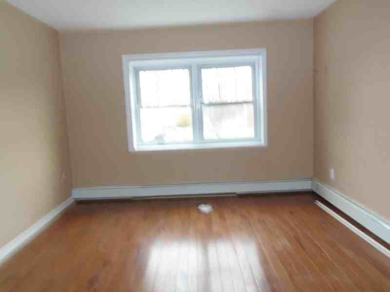 512 Reynolds Ave - Photo 3 of 5