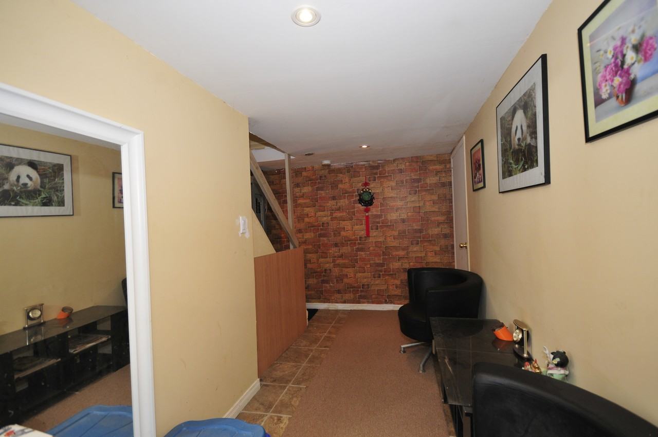 275 Clyde Rd - Photo 2 of 6