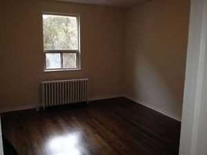 1524 Bathurst St - Photo 2 of 4