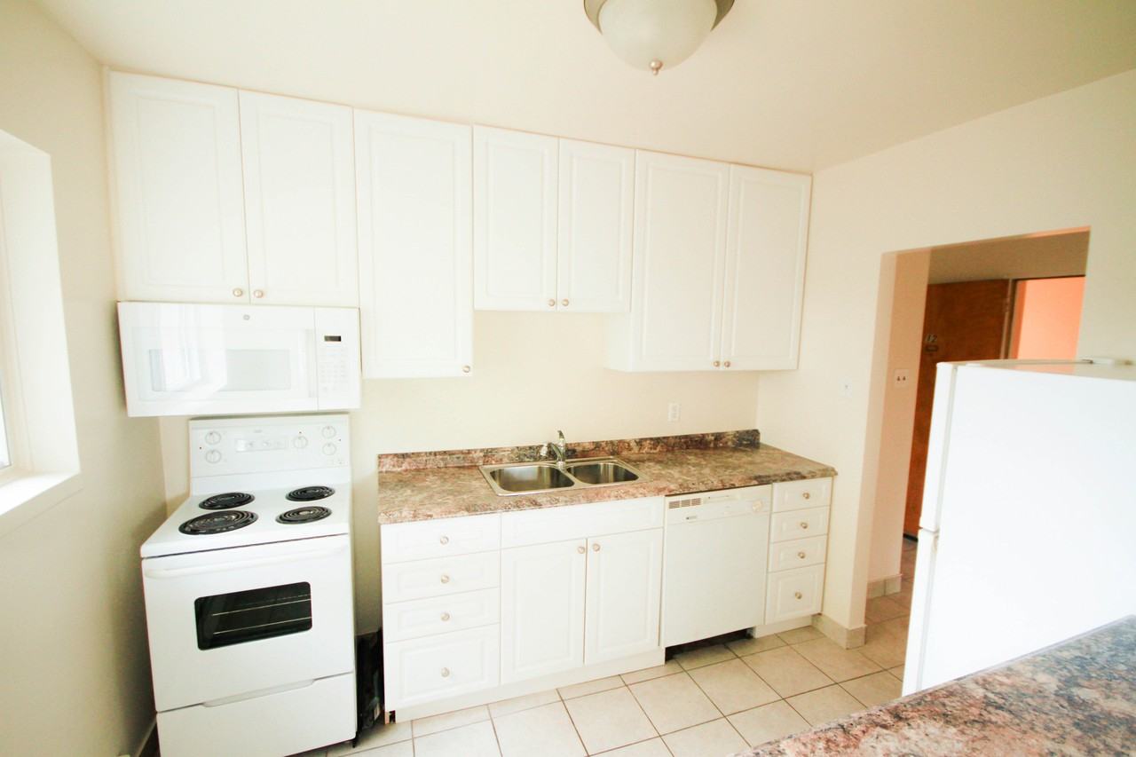 470 Maitland St - Photo 2 of 4