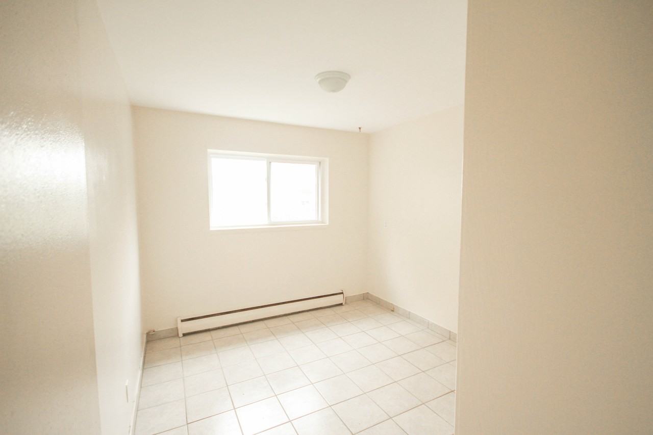 470 Maitland St - Photo 3 of 4