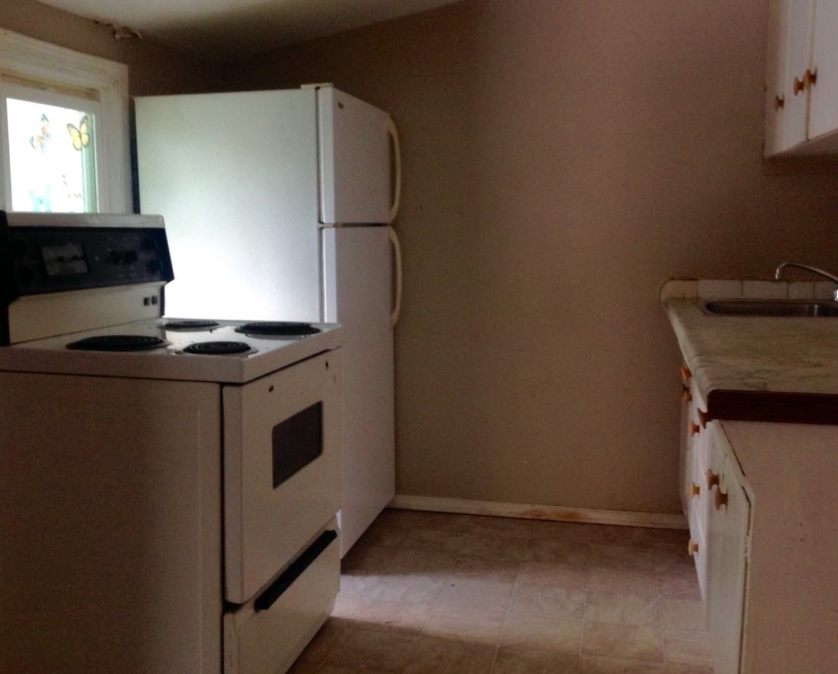 413 Rosser Ave E - Photo 3 of 4