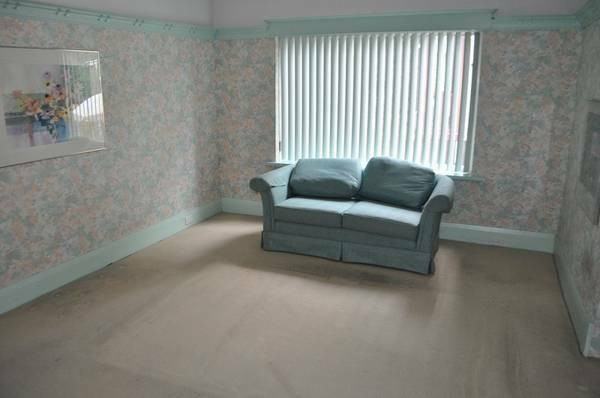 90 Barrington Ave - Photo 3 of 9