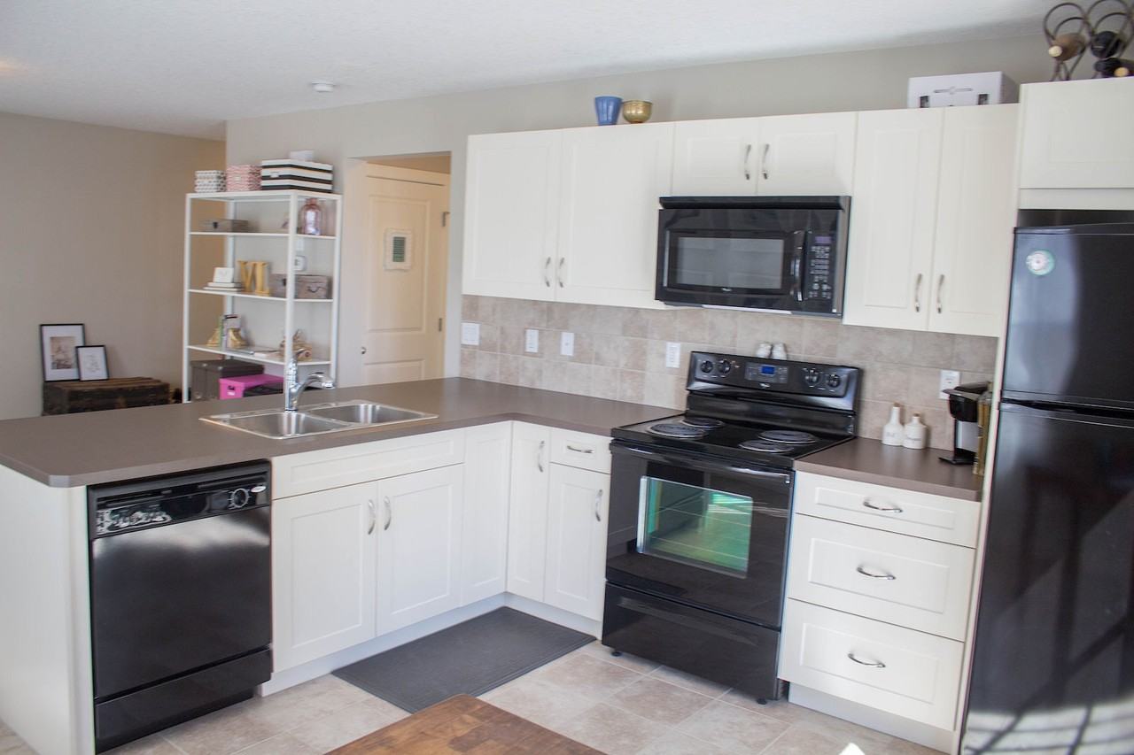 75 Victoria Cross Boulevard Southwest - Photo 3 of 10