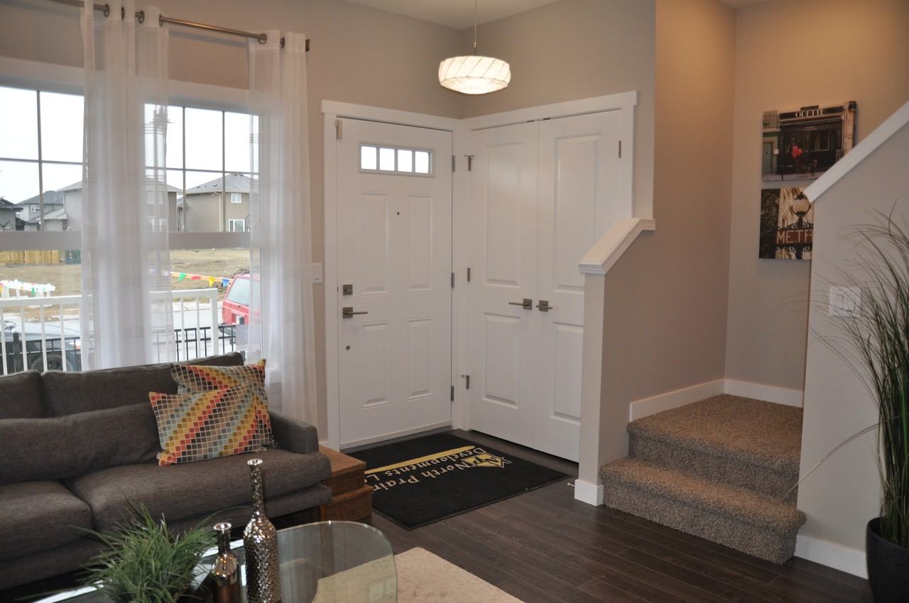 1137 Pringle Cres - Photo 2 of 7