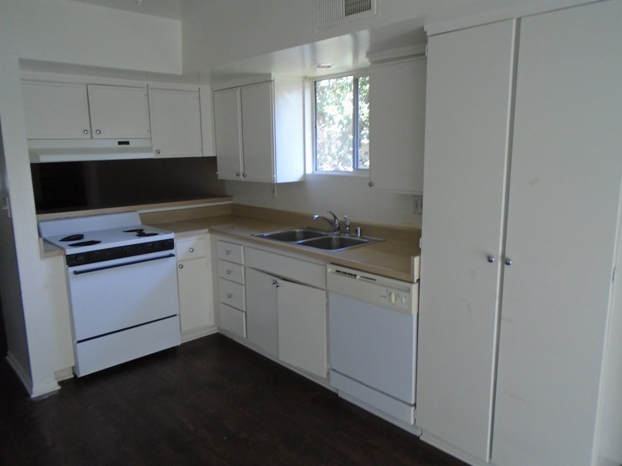 10856 Magnolia Ave - Photo 3 of 7