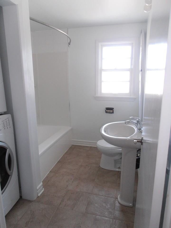 882 Smyth Rd - Photo 3 of 6