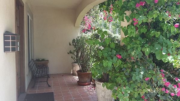 743 N Las Palmas Ave - Photo 2 of 11