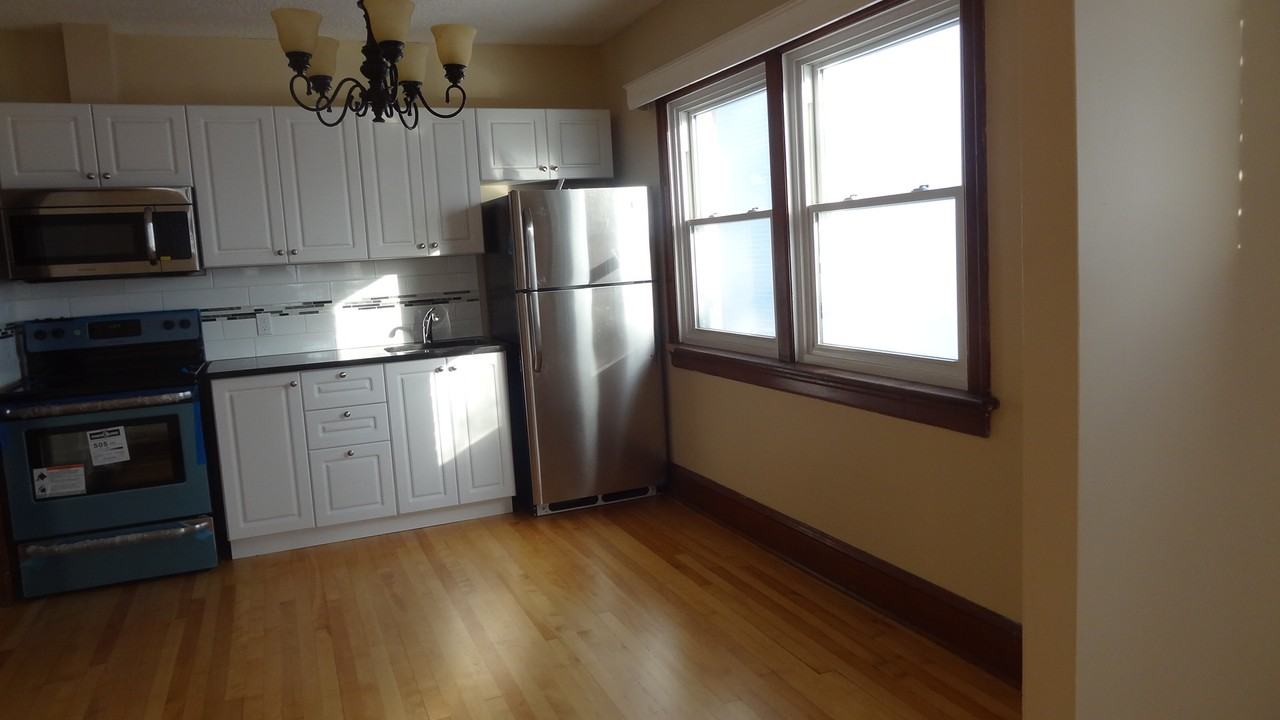 195 Holland Ave - Photo 3 of 10