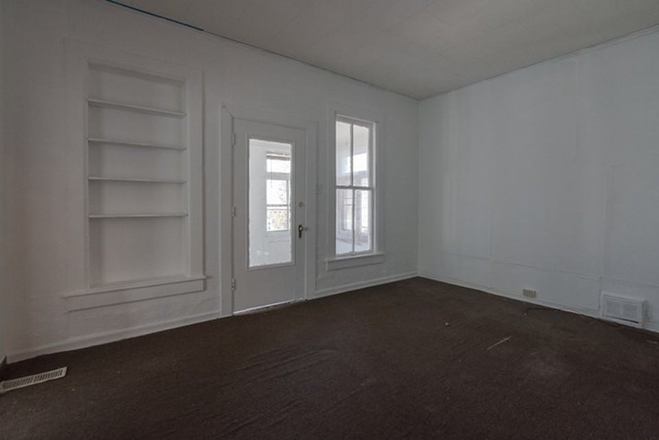 568 E Benton St - Photo 3 of 12