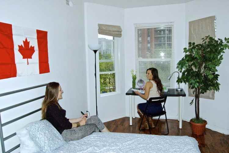 414 Jarvis St - Photo 3 of 4