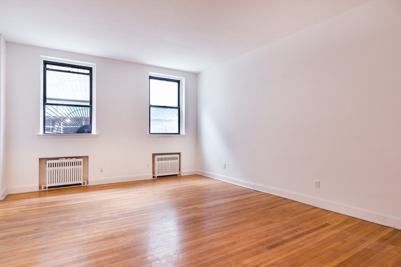 423 E 12th St #1 - Photo 2 of 6