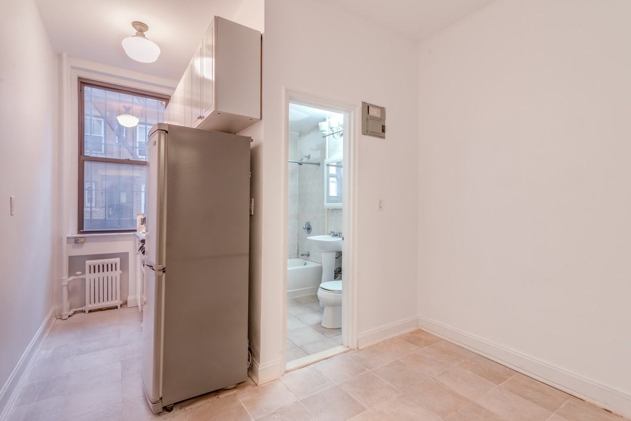 423 E 12th St #1 - Photo 3 of 6