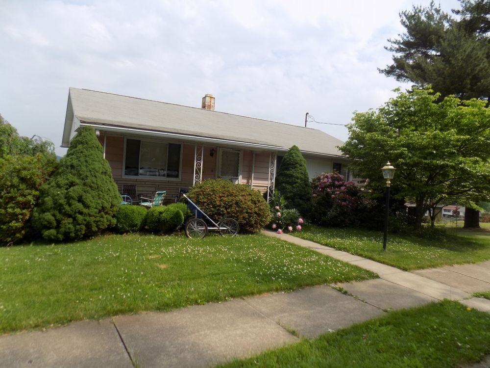 1220 W Mountain Ave - Photo 2 of 3