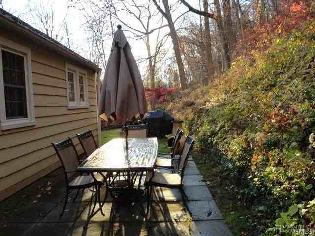 240 Pound Ridge Rd - Photo 3 of 23