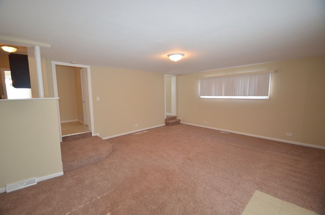 709 Community Dr - Photo 3 of 9