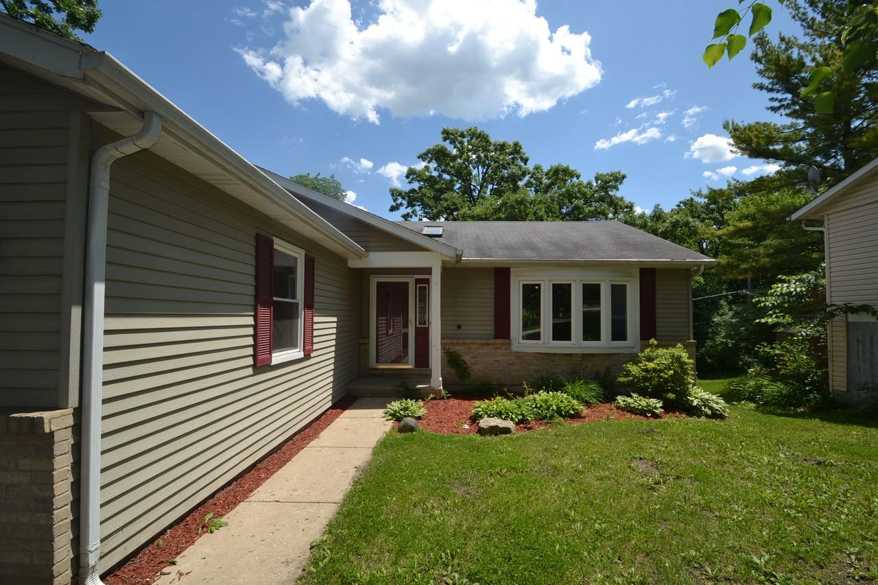 1120 Burr St - Photo 2 of 28
