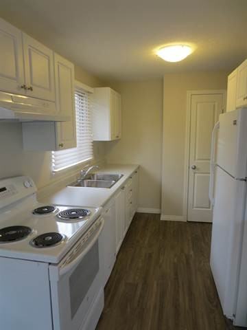 10815 5 St SW - Photo 3 of 6