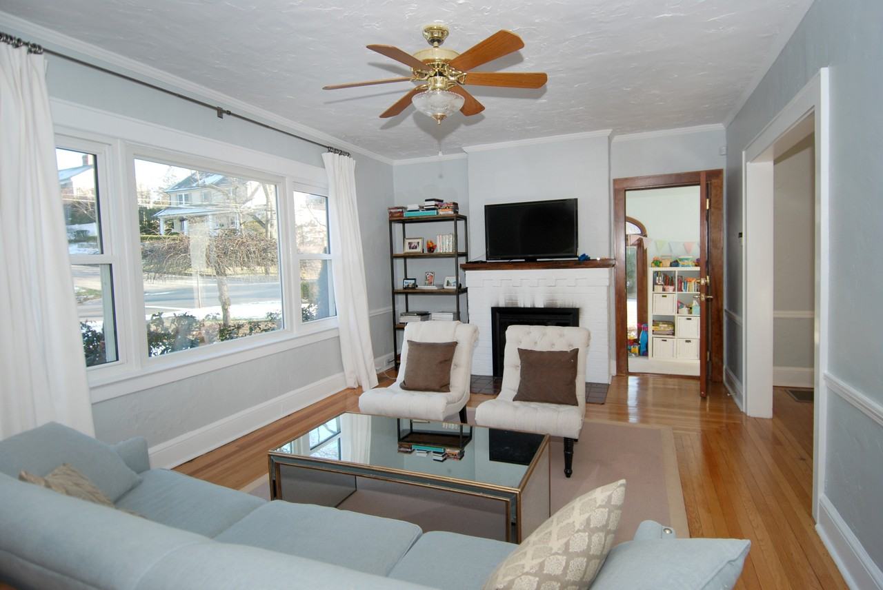 46 Kane Ave - Photo 3 of 24