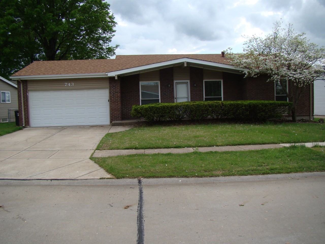 743 Doyne Dr - Photo 2 of 23