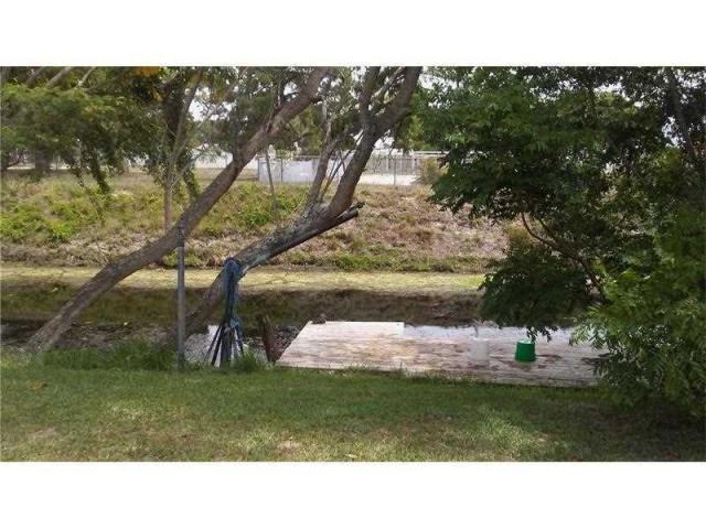 1174 Southwest 28th Avenue - Photo 3 of 5