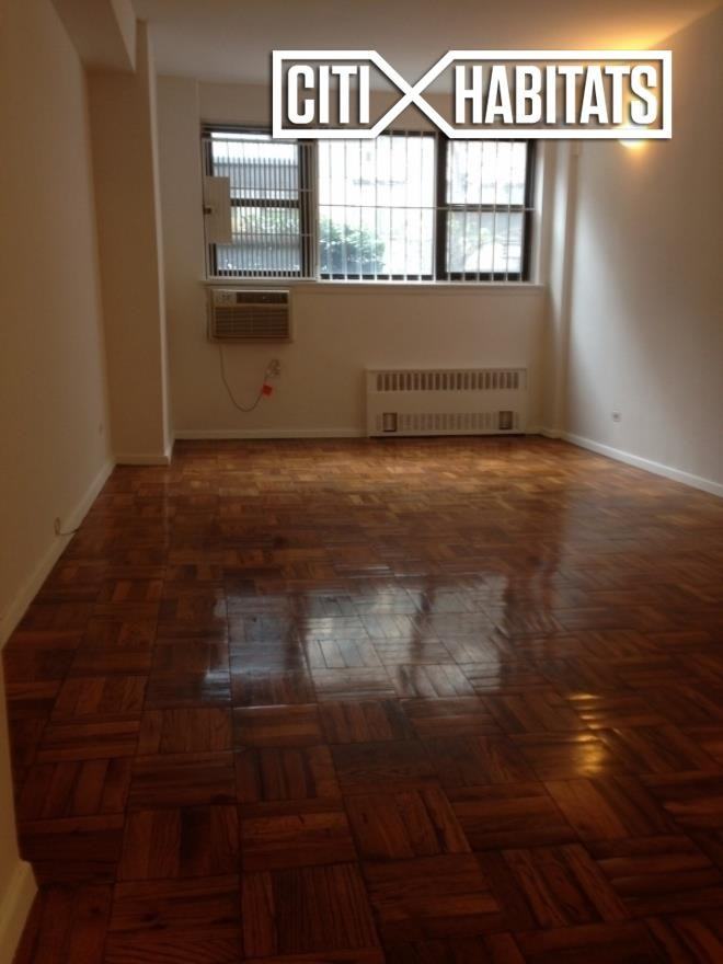 220 E 26th St #LE