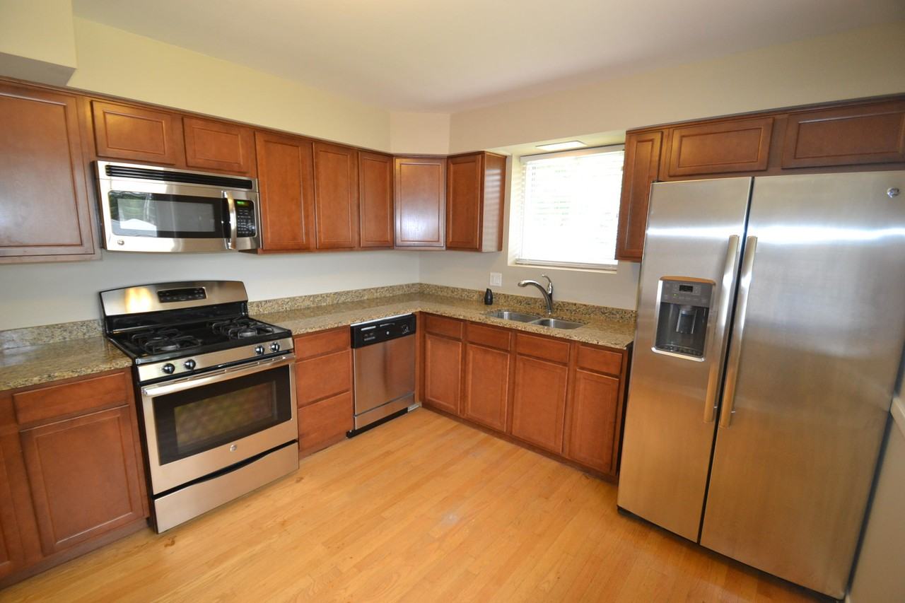 942 Daniel Dr - Photo 3 of 10