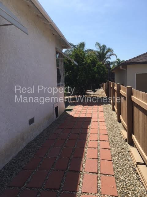 1825 Rowan St - Photo 2 of 16