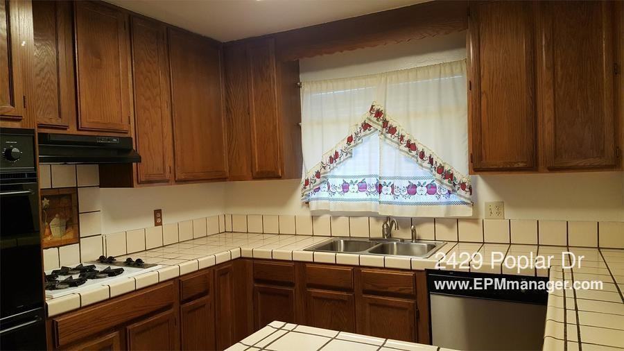 2429 Poplar Dr - Photo 3 of 9