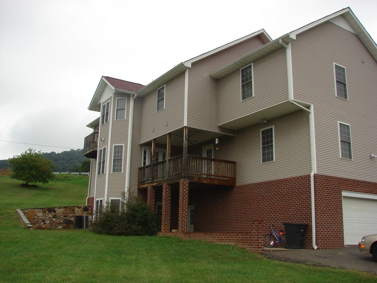 2001 Mountain View Rd - Photo 2 of 16