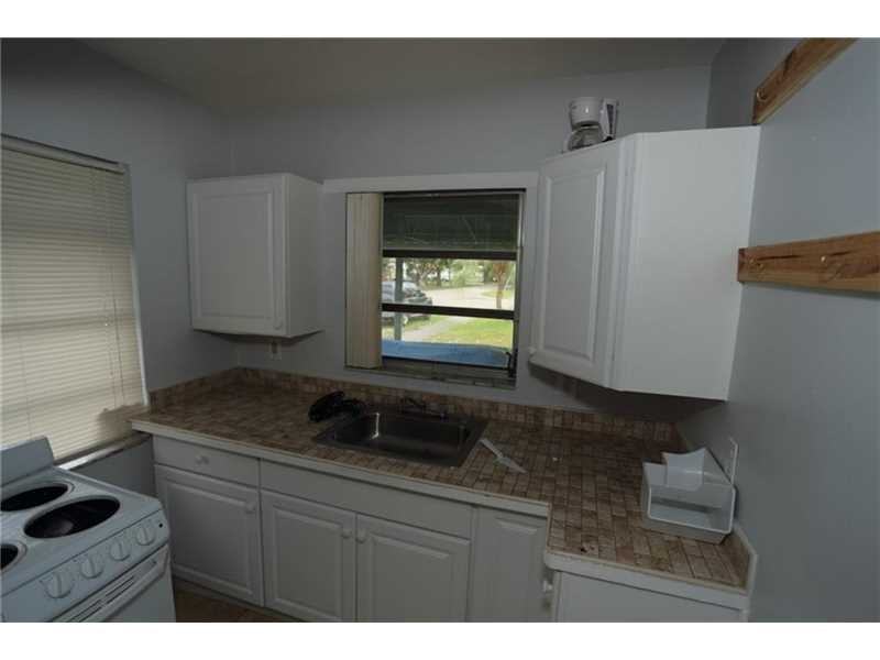 3050 Hayes St - Photo 3 of 8