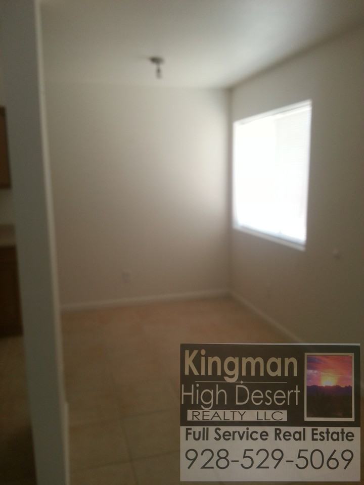 125 E Oak St - Photo 3 of 11