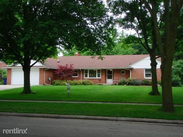 1228 Holyrood St - Photo 3 of 18