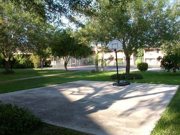 Parklane Apartments - Photo 3 of 7