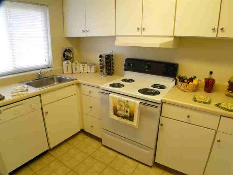 Laurel Manor - Photo 3 of 8