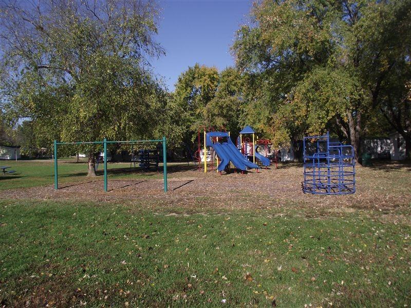 Royal Oaks Estates & Four Seasons - Photo 2 of 8