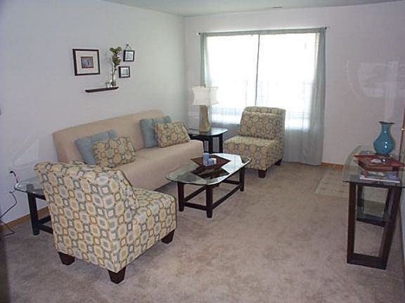 Village Glen Apartments & Townhomes - Photo 3 of 5