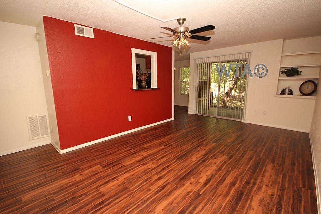 2121 Dickson Dr - Photo 2 of 6