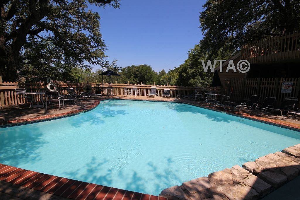 2121 Dickson Dr - Photo 3 of 6