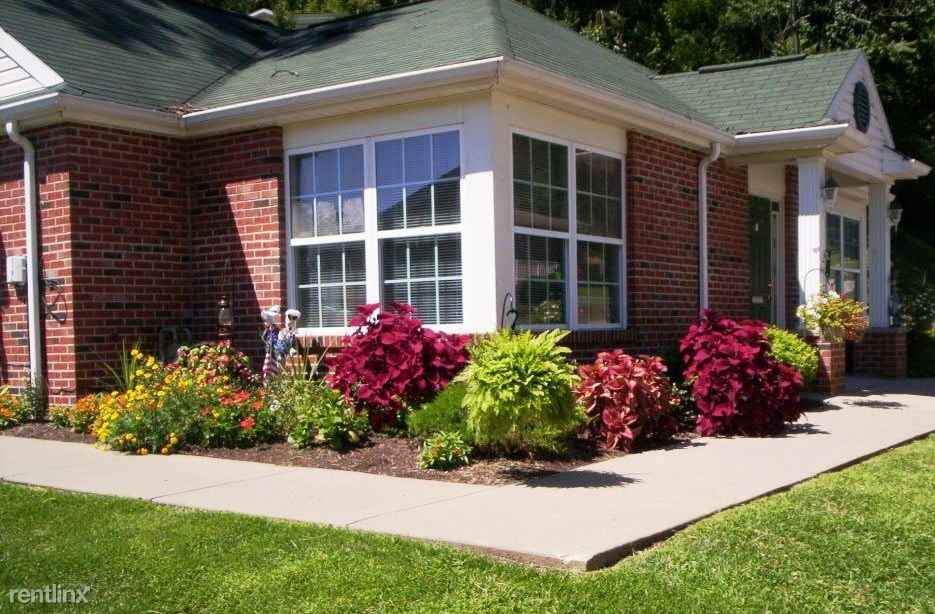 Stone Brooke - Photo 3 of 4