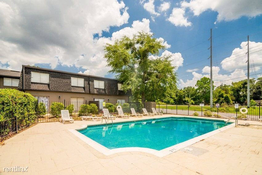 Barrington Park Apartments - Photo 3 of 26