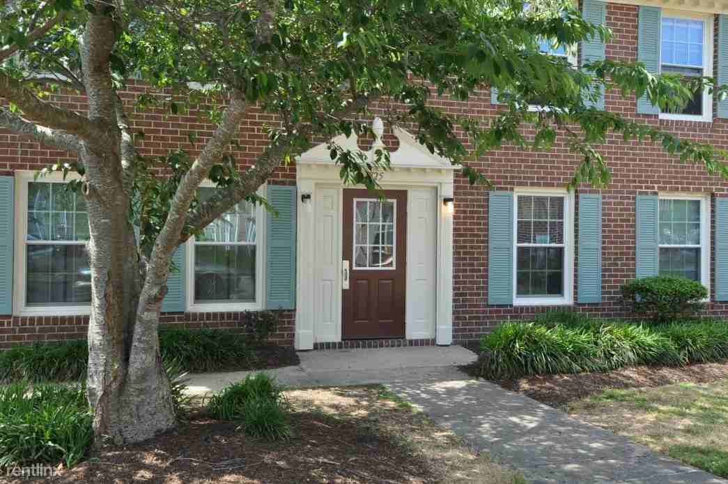 Lakewood Square Apartments - Photo 2 of 10