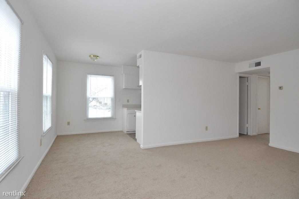 Lakewood Square Apartments - Photo 3 of 10